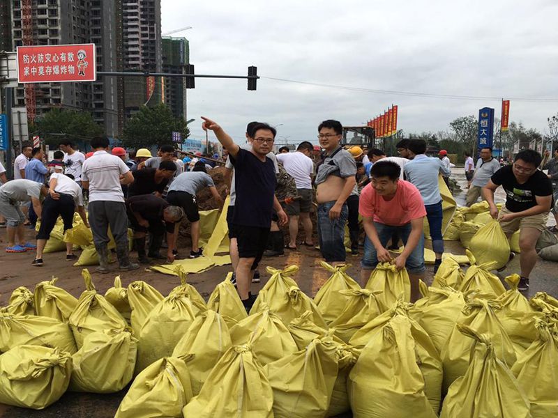 2016年7月20日，集團(tuán)公司組織員工參與“安陽7·19特大洪水”搶險(xiǎn)救災(zāi)工作。